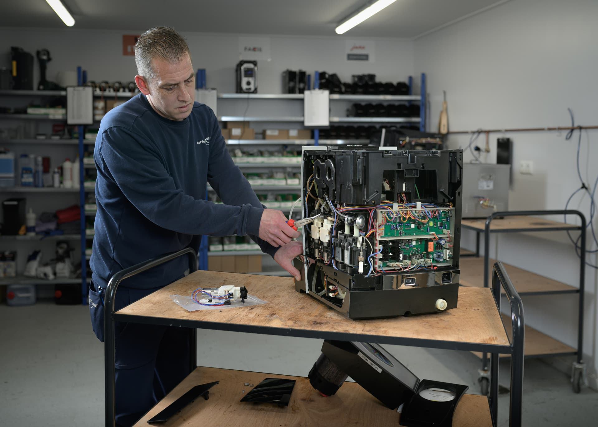 Barista-monteur van Coffee@Work onderhoudt een koffiemachine